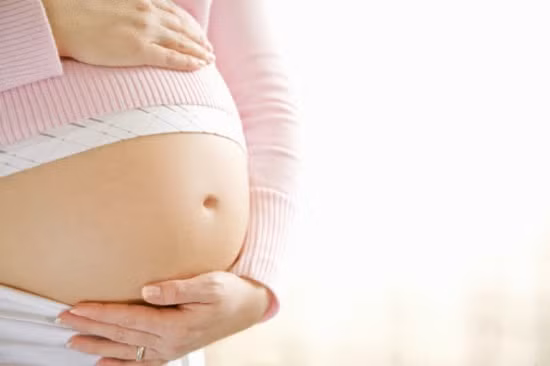 Rạn da là hiện tượng tất yếu của quá trình mang thai. Nếu các bạn đã từng tham gia vào câu chuyện của các bà mẹ, khi được hỏi tới vấn đề rạn da sau sinh, đa phần các bà mẹ đều chép miệng “bầu bí ai mà chẳng rạn da”. Nhưng thực tế thực thì không hẳn như vậy! Khoảng 80% phụ nữ sau sinh có hiện tượng rạn da chứ không phải tất cả. Và 20% còn lại thường chỉ gặp ở người có cấu tạo da bẩm sinh đàn hồi tốt.