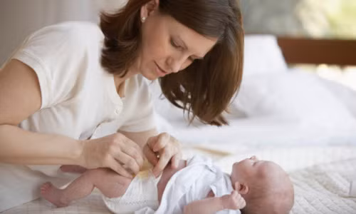 Không vệ sinh tay sạch sẽ trước khi chăm sóc rốn. Rửa tay là biện pháp đơn giản và hiệu quả phòng chống nhiễm trùng trong đó có nhiễm trùng sơ sinh. Vì vậy bạn nhớ rửa tay trước và sau khi chăm sóc trẻ sơ sinh.