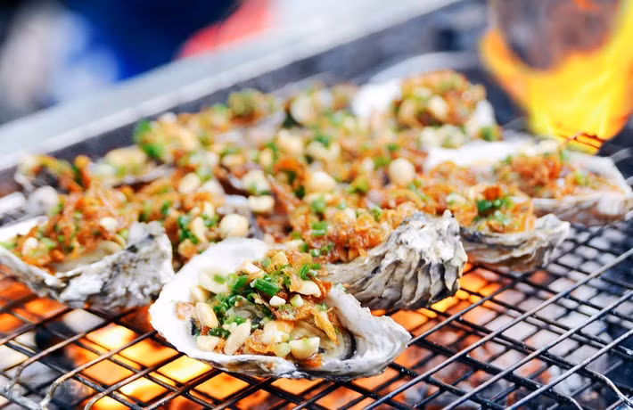 Thực phẩm giàu kẽm. Một chế độ dinh dưỡng tốt cho móng tay chắc khỏe nên bao gồm các thực phẩm chứa nhiều kẽm. Chất dinh dưỡng này cần thiết cho hệ thống miễn dịch của bạn và đóng vai trò quan trọng trong việc hình thành các mô liên kết. Đậu nành, đậu xanh, tôm hùm và hạt điều là một số thực phẩm bạn nên bổ sung linh hoạt trong chế độ ăn uống.