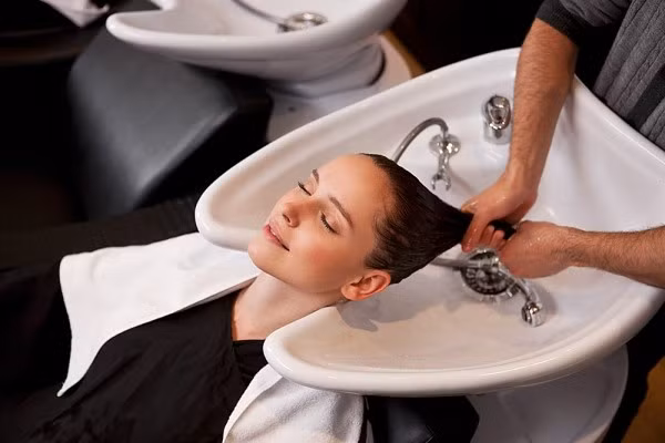 Gội 2 lần dầu liên tiếp. Đôi khi, do cơn ngứa hay cảm giác tóc chưa sạch mà chúng ta thường có thói quen gội đầu liên tiếp 2 lần dầu. Tuy nhiên, đây lại là một trong những thói quen gây hại cho tóc. Theo các chuyên gia về tóc, trong khi dầu gội lần 1 làm sạch da đầu thì dầu gội lần 2 lại có công năng “cạo sạch” da đầu. Gội dầu tới 2 lần chỉ khiến da đầu bị tấn công mạnh hơn và tóc trở nên xơ xác hơn mà thôi.