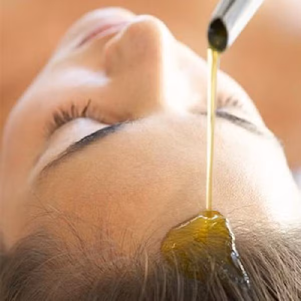 Xoa dầu gội khi tóc khô. Đây là một sai lầm phổ biến nhất của hầu hết mọi người, bạn thì sao? Bạn có thường xuyên xoa dầu gội khi tóc vẫn chưa ngấm nước không? Nếu có thì đây chính là nguyên nhân khiến tóc bị khô cứng. Tốt nhất, trước khi thoa dầu gội, bạn hãy dùng nước ấm làm ướt tóc trong khoảng 1 phút, sau khi loại bỏ một số bụi bẩn, mới bắt đầu thoa dầu gội.