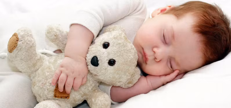 Không vỗ lưng trẻ khi trẻ giật mình khi ngủ hay cho bé bú ngay mà nên quan sát một lúc xem bé có ngủ tiếp không. Chỉ khi bé bật khóc hoặc cử động mạnh thì lúc đó cha mẹ mới nên dỗ dành bé cà cho bé bú.