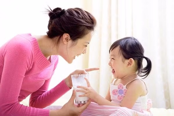 Mẹ cần tránh dọa nạt bé, không cho bé xem phim bạo lực, không cho bé ăn quá no khi đi ngủ.