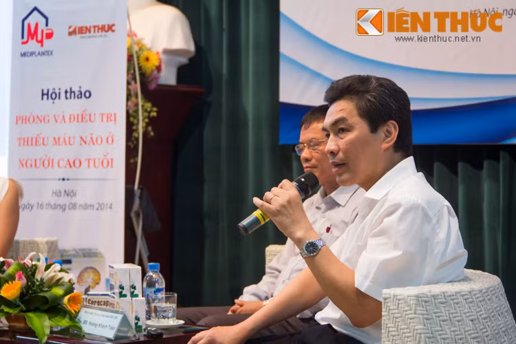 GSTS Nguyễn Văn Thông, chủ nhiệm bộ môn thần kinh và Thạc sĩ Hoàng Khánh Toàn, Trưởng khoa Đông y, Bệnh viện Trung ương quân đội 108 giải đáp thắc mắc của khán giả. GSTS Nguyễn Văn Thông, chủ nhiệm bộ môn thần kinh và Thạc sĩ Hoàng Khánh Toàn, Trưởng khoa Đông y, Bệnh viện Trung ương quân đội 108 giải đáp thắc mắc của khán giả.