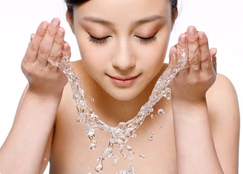 Rửa mặt quá nhiều lần. Khi bị mụn trứng cá, bạn nên lựa chọn loại sữa rửa mặt chuyên dụng dành cho da bị mụn trứng cá thông thường và sữa rửa mặt dạng thuốc và khử dầu trên da. Bạn cũng nên sử dụng nước ấm để rửa mặt và không rửa mặt với sữa rửa mặt quá 2 lần/ ngày.
