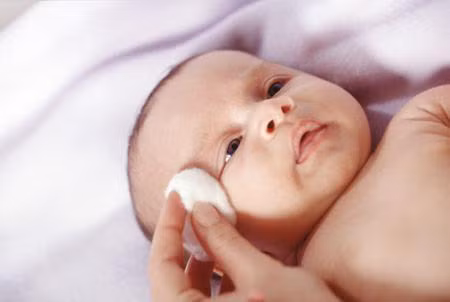 Vài giọt sữa mẹ nhỏ vào mắt bé có thể giúp chữa tình trạng đau mắt đỏ nhờ đặc tính kháng khuẩn của nó.
