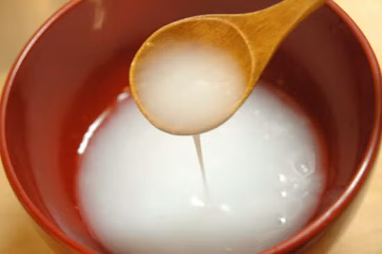 Vừng tươi + nước vo gạo. Vừng tươi 40 – 100 gam, đun với 2,5 – 3 lít nước vo gạo. Để hơi ấm rồi gội đầu. Sau khi tóc khô, dùng nước sạch gội lại. Mỗi ngày gội 1 lần.