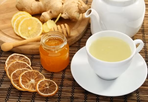 Gừng và mật ong. Cho một ít bột gừng vào ½ chénmật ong, trộn đều,cất vào tủ lạnh dùng dần, mỗi lần xúc ra 1-2 muỗng xoa đều và ủ tóc trong 1 giờ sau đó gội sạch lại bằng nước bồ kết.