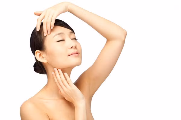 Dưỡng ẩm, làm mềm da. Làn da khô, thô ráp chính là điểm yếu của nhiều chị em, nhất là những người đang bước vào độ tuổi trung niên. Để khắc phục điều này, bạn chỉ cần xoa nước dừa lên da mỗi ngày khi rửa mặt hoặc khi tắm, da sẽ được cải thiện đáng kể. Dù chỉ một lượng nước dừa nhỏ cũng có thể giúp giảm sự lão hóa da, đem lại cho bạn làn da mềm mịn và tươi sáng.