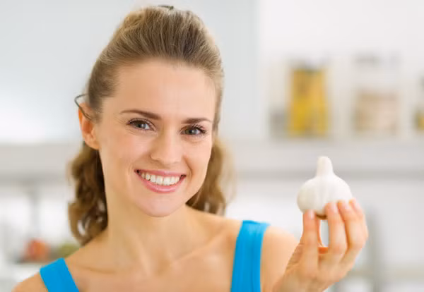 Ăn tỏi giảm cân. Tỏi có tác dụng giảm béo thông qua cơ chế làm giảm lượng mỡ trong máu. Ăn tỏi giúp điều tiết lượng cholestrerol, đào thải các chất thừa có hại ra khỏi cơ thể. Đồng thời tỏi có tác dụng ngăn chặn sự lắng đọng chất béo thành các mảng mỡ thừa dưới da. Tỏi có thể giảm sự tích tụ những mảng chất béo mới hình thành trong cơ thể đến 40%. Chính vì vậy người ăn tỏi sẽ không còn lo ngại về những ngấn mỡ thừa xấu xí trên cơ thể.
