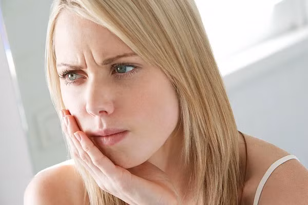 Loét miệng, nhiệt miệng: không chỉ hoành hành khiến bạn phải chịu đựng cảm giác đau đớn mà chứng loét miệng còn ảnh hưởng không nhỏ đến thẩm mỹ khuôn mặt của bạn. Muốn nhanh chóng khắc phục tình trạng này bạn hãy dùng tỏi sống, cắt bỏ một lớp rồi dùng “nhựa” tỏi chà xát lên khoang miệng.