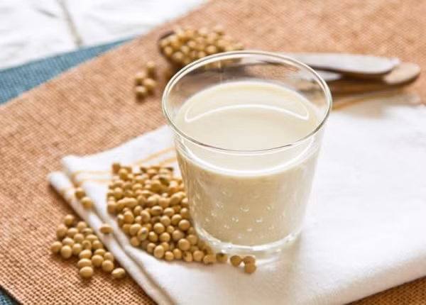 Uống sữa đậu nành chưa nấu chín. Sữa đậu nành chưa nấu chín có hại cho sức khỏe của cơ thể con người. Điều này là bởi vì nó có chứa hai loại chất độc hại, nó sẽ dẫn đến các rối loạn chuyển hóa protein và là nguyê nhân gây kích thích cho đường tiêu hóa, dẫn đến các triệu chứng ngộ độc. Cách để ngăn chặn nguy cơ ngộ độc là đun sôi sữa ở nhiệt độ cao dưới 100 độ C.