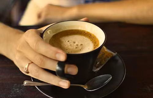 Thường uống những thức uống có chứa hàm lượng cafein. Đó là các loại như ca phê, cô ca co la, trà, chocolate… Đây là các loại thức uống được khá nhiều người ưa chuộng. Nhiều bạn vì sở thích đã không hạn chế mà uống một cách quá thường xuyên. Tuy nhiên để chuẩn bị sức khỏe tốt trước khi mang thai thì bạn hãy loại bỏ sở thích này ra khỏi thực đơn của mình nhé.