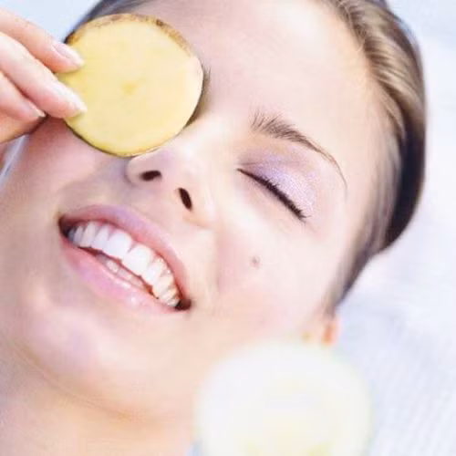 Chữa thâm quầng mắt: Khoai tây còn là liều thuốc thần cho bọng mắt và quầng thâm của bạn, cách khắc phục cũng rất đơn giản, nước ép khoai tây để lạnh, thấm lên các vùng quầng thâm, bọng mắt sẽ giúp giảm sưng, mang lại vẻ tươi tắn và chống mệt mỏi cho vùng da vốn rất nhạy cảm này.