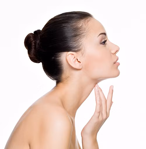 Cổ và dùng da hở ở cổ áo. Đây cũng là 2 vùng da chịu nhiều tác động của ánh nắng mặt trời và môi trường, vì vậy mà chúng rất dễ bị tổn thương. Chưa kể, vùng da ở cổ mỏng hơn so với da mặt, vì vậy mà tốc độ lão hóa cũng diễn ra nhanh hơn.