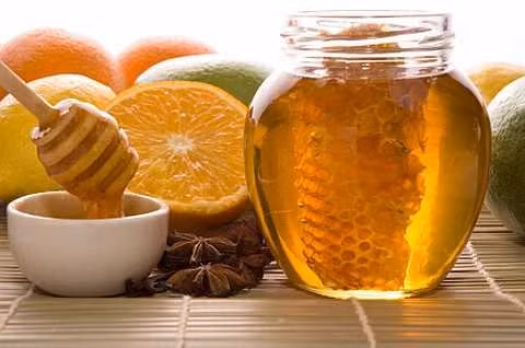 Nước chanh mật ong: Ngoài thực đơn đồ uống giảm béo bằng mật ong bằng trà mật ong, bạn còn có thể thay đổi với công thức nước chanh mật ong. Thức uống này bạn có thể uống vào cả buổi sáng và buổi tối đều được. Công dụng của thức uống giảm béo này sẽ hiêu quả hơn khi bạn uống trước khi ăn sáng 30 phút và cách xa giờ ăn tối. Nước chanh và mật ong bạn nên pha với nước ấm để đạt được kết quả tốt.