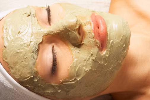 Mẹo làm mặt nạ dưỡng ẩm từ khoai lang. Bạn hãy luộc khoai lang, để nguội và nghiền nát. Thêm 1 muỗng canh mật ong và thoa đều hỗn hợp lên mặt. Để yên 20-30ph sau đó rửa sạch. Nếu da bạn thuộc loại nhờn có thể thêm vài giọt nước cốt chanh.