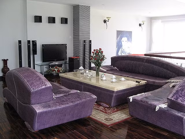 Phòng khách được bài trí sang trọng, màu sắc trang nhã.