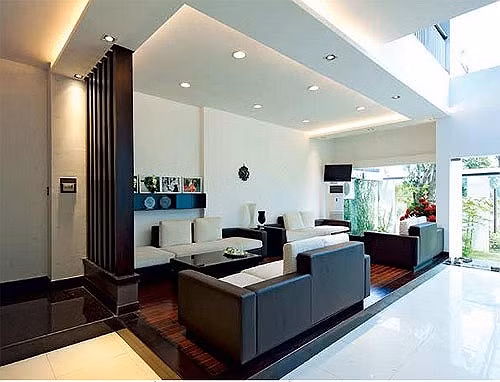 Các phần hành lang suốt ba tầng đều được thiết kế thông thoáng, sàn được lợp bằng loại vật liệu tổng hợp giả gỗ. Bất cứ lúc nào muốn, chỉ cần kê bộ bàn ghế, dựng thêm chiếc dù che nắng là nữ chủ nhân cũng có thể biến những nơi này thành không gian uống cà phê thư giãn, hoặc dành tổ chức tiệc ngoài trời