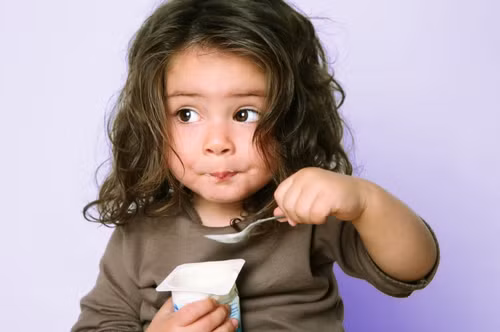 Sữa chua. Một cốc sữa chua trộn hoa quả vào buổi sáng sẽ là gợi ý tuyệt vời cho bé tràn đầy năng lượng trong ngày. Tuy nhiên, do các vi khuẩn có lợi trong sữa chua hoạt động rất mạnh nên cũng rất dễ làm hỏng men răng, nhất là răng trẻ nhỏ. Mẹ lưu ý khi cho trẻ ăn sữa chua xong nên uống vài thìa nước lọc tráng miệng.