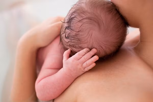 Sữa mẹ. Chỉ cần xoa một vài giọt sữa mẹ lên da đầu trẻ một vài lần trong ngày sẽ giúp vết cứt trâu trên đầu trẻ dần mất đi.