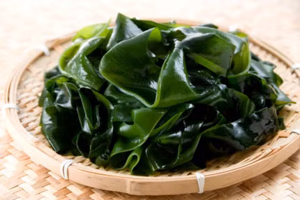Tảo bẹ. Tảo bẹ giàu vitamin và khoáng chất giúp điều chỉnh hoạt động tuyến giáp. Nếu bạn bị bệnh về tuyến giáp, hãy hỏi ý kiến bác sĩ chuyên khoa để có giải pháp chữa trị an toàn nhất.