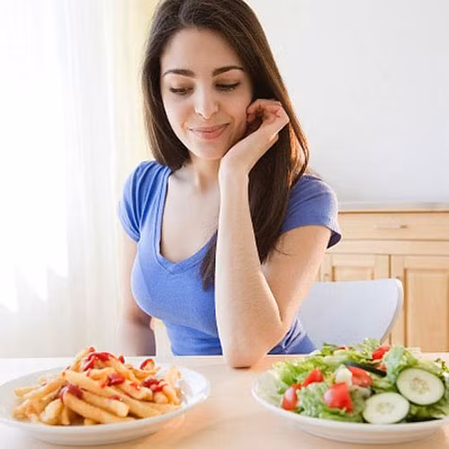 Người suy dinh dưỡng. Những người bị nhẹ cân, cho dù vì rối loạn ăn uống hoặc do các vấn đề khác đều không nên theo đuổi chế độ ăn thuần chay, trừ khi được các bác sĩ có uy tín tư vấn. Nồng độ calories tương đối thấp của một chế độ ăn chay điển hình có xu hướng góp phần vào việc giảm cân. Trong khi việc ăn chay mang lại lợi ích cho những người thừa cân hoặc béo phì, giảm cân thì nó lại có thể là vấn đề đối với những người đã quá gầy.