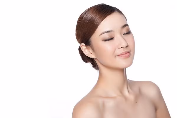 Mặt nạ làm sáng da. 4 thìa mật ong và 1 củ cà rốt. Thái nhỏ cà rốt đun nhẹ để cà rốt mềm hơn nghiền nhỏ cà rốt bằng thìa hoặc máy xay sinh tố sau đó cho mật ong vào hỗn hơn đã nhuyễn. Trộn đều hai hỗn hợp, sau đó đắp lên mặt trong 15 phút. Rửa lại với nước mát. Cách này nếu dùng đều đặn sẽ có làn da sáng hồng.