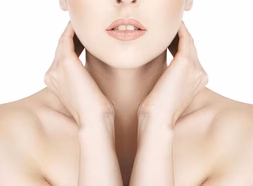 Bỏ qua vùng cổ. Trông sẽ rất buồn cười nếu da cổ và da mặt của bạn có hai gam màu khác nhau nếu bạn chỉ quan tâm đến việc trang điểm cho khuôn mặt và lãng quên vùng cổ. Vì thế bạn cần tán phấn nền đều xuống cả vùng da cổ nữa khi trang điểm để có thể làm đẹp một cách toàn diện.