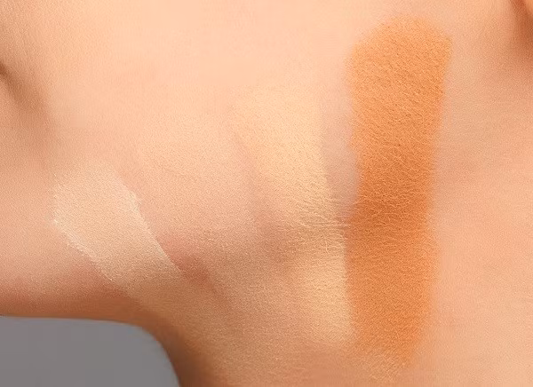 Sử dụng màu phấn nền sai. Bạn có thể có làn da đẹp nhưng nếu bạn sử dụng màu phấn nền không hợp với màu da thì kết quả là bạn trông sẽ “xuống nước” hơn đấy. Việc chọn được màu phấn nền hợp với màu da sẽ giúp bạn hoàn thiện hơn vẻ đẹp sẵn có của mình. Để chọn màu đúng, làm theo cách sau: chọn một màu mà bạn cho rằng nó hợp với màu da của mình, sau đó thử một tông màu khác tối hơn và một tông sáng hơn màu đó. Sau đó, bạn quệt lên da thành các vệt từ má xuống cổ. Khi bạn hòa từng màu lên da, hãy xem màu nào vào dễ dàng, đó là màu phù hợp nhất với bạn.