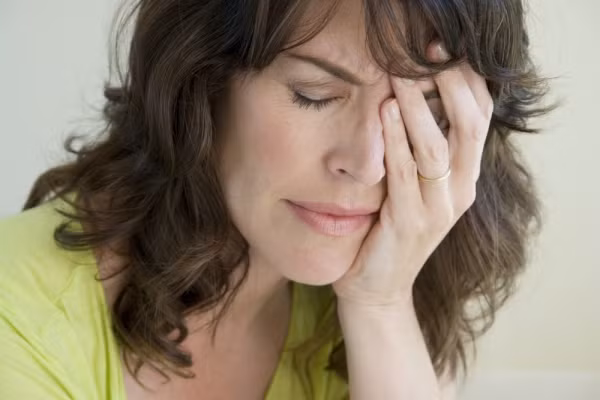 Do chứa nhiều hóa chất độc hại nên các loại kem này còn có thể gây nhiễm trùng da, tức ngực, nôn mửa, phổi bị ứ nước, thậm chí có thể dẫn đến suy gan, suy thận... Những trường hợp này nhẹ thì bị dị ứng nổi mề đay, nặng hơn là suy hô hấp, phù tạng, rối loạn nhịp tim...