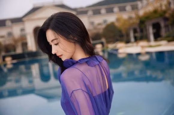 Vợ cũ tài tử Tạ Đình Phong sở hữ vòng eo nhỏ dáng thon, trẻ trung xinh đẹp dù cô đã trải qua 3 lần sinh nở.