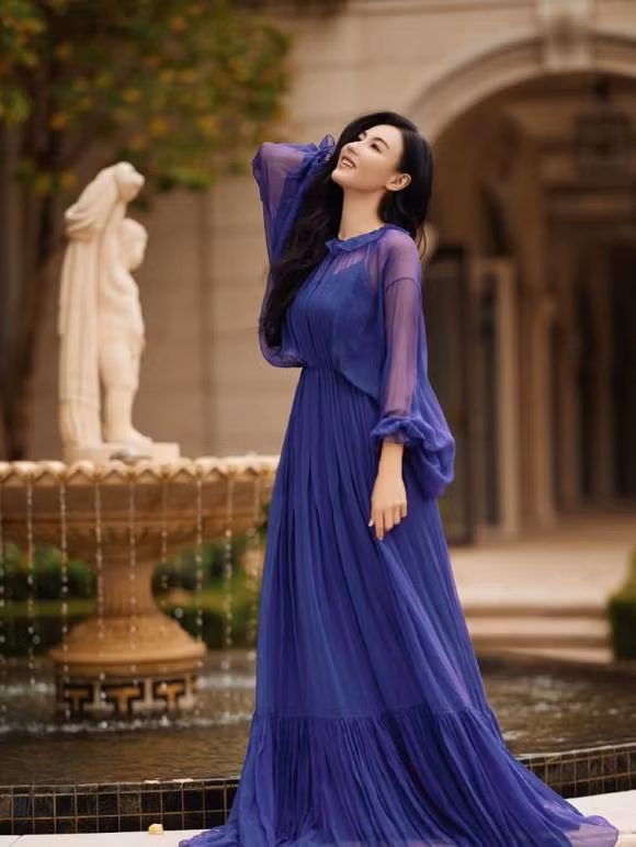 Trương Bá Chi được xếp vào nhóm những mỹ nhân hàng đầu của showbiz Hong Kong. Vẻ đẹp thanh tú, dịu dàng thời thiếu nữ của cô được nhiều người yêu mến và cũng là yếu tố quan trọng giúp nữ diễn viên trở thành một trong những giai nhân màn bạc đình đám của đạo diễn Châu Tinh Trì. Hiện cô cũng là ngôi sao được chú ý khi có mặt làm khách mời trong nhiều chương trình giải trí của Hoa ngữ.
