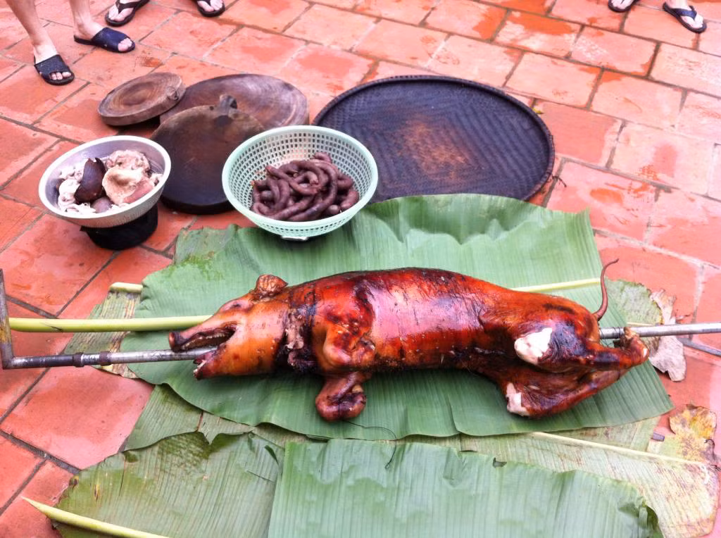 Sau đó sẽ được phết một lớp mật ong hòa với nước lã lên mình lợn để lớp da lợn giòn tan thơm đượm.