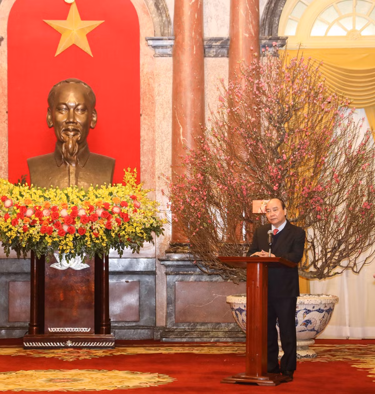 Chủ tịch nước Nguyễn Xuân Phúc lưu ý tập thể cán bộ, nhân viên Văn phòng Chủ tịch nước tiếp tục nỗ lực, cố gắng xây dựng và hoàn thành tốt các kế hoạch, chương trình, phương án công tác theo từng mảng, lĩnh vực phụ trách. Đặt quyết tâm cao nhất hoàn thành nhiệm vụ được giao, cùng cả hệ thống chính trị phấn đấu tạo khí thế mới, hăng hái thi đua công tác, lao động, sản xuất trong năm mới.
