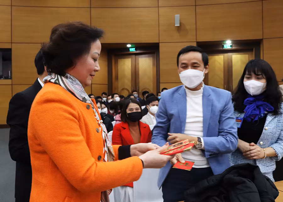 Bộ trưởng Nội vụ Phạm Thị Thanh Trà đề nghị lãnh đạo các đơn vị, toàn thể cán bộ, công chức, viên chức và người lao động của bộ bắt tay triển khai công việc ngay từ những ngày đầu năm mới, phấn đấu hoàn thành xuất sắc nhiệm vụ được giao. Bộ trưởng yêu cầu toàn thể lãnh đạo bộ, công chức, viên chức, người lao động các đơn vị cần quyết tâm, kỷ cương, kỷ luật, gương mẫu, tận tâm, tận tụy để cùng nhau đoàn kết, phấn đấu hoàn thành tốt các nhiệm vụ được giao trong năm 2022.