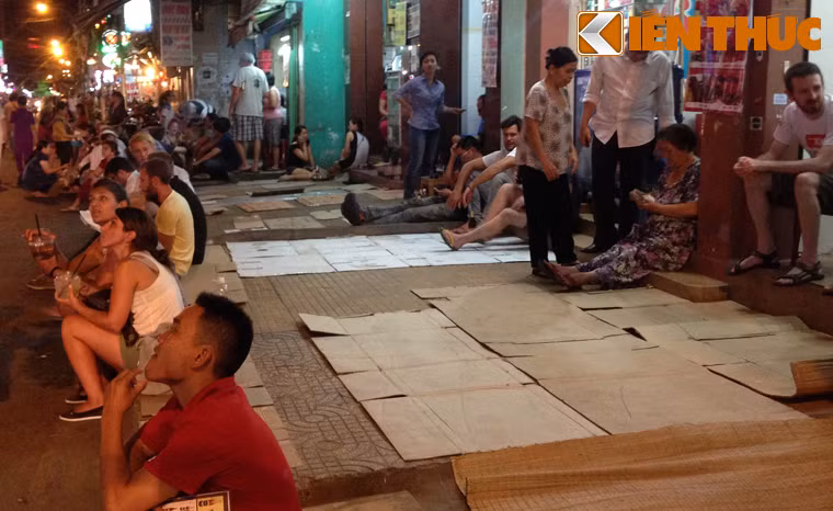 Nhiều cửa hàng chống đối lực lượng chức năng còn dùng chiếu, giấy, báo, bìa cácton trải trên vỉa hè để kinh doanh... thay cho bàn ghế. Họ cho rằng, nếu có thu thì lực lượng quản lý trật tự cũng chả lấy được gì ngoài mấy tờ giấy rẻ tiền.