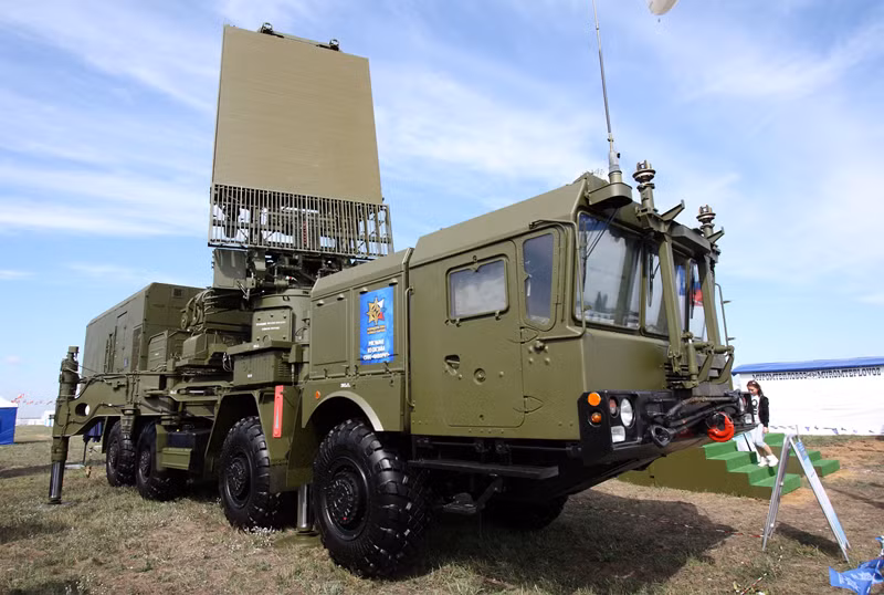 Radar này hoạt động trong dải tần X, từ 8 đến 12 gigahertz, cho phép phát hiện và theo dõi các mục tiêu trên không, bao gồm máy bay, trực thăng, UAV và tên lửa, ở khoảng cách lên tới 300 km, theo tuyên bố của nhà sản xuất. Ảnh: Wikipedia