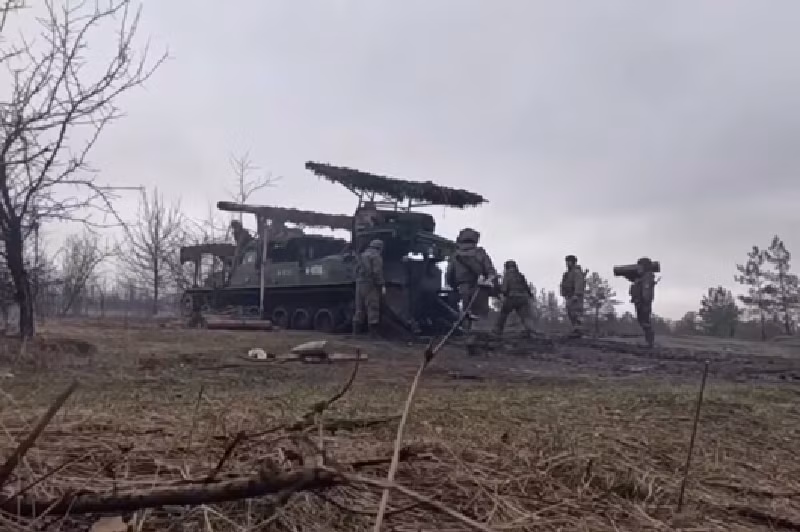 Về tổng thể, quân Nga đã hình thành một vòng vây ở bờ đông sông Oskil, bao trùm một khu vực rộng lớn từ khu đông Kupiansk đến làng Kolisnykivka, với chiều dài khoảng 16 km. Ảnh: Bộ Quốc phòng Nga 