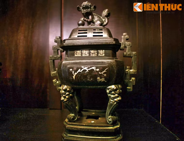 Đây là một chiếc lư đồng trong bộ sưu tập lư đồng vua Khải Định được các địa tặng vào dịp lễ Tứ tuần đại khánh năm 1924.