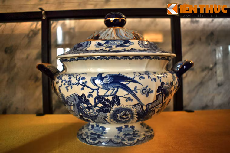 Chiếc liễn có từ thế kỷ 19 được vua Khải Định mua từ Anh.