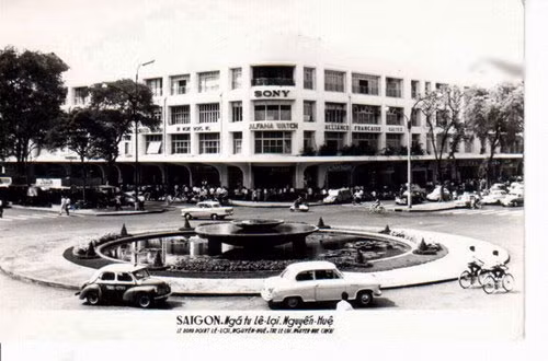 Đầu những năm 1960, tòa nhà GMC được đổi tên thành Thương xá Tax, mặt bằng được chia nhỏ để cho thuê.