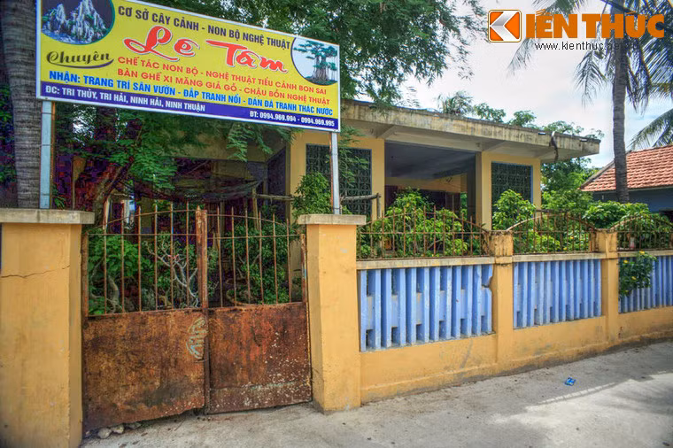 Đây là một khu nhà khá bề thế, có diện tích sử dụng khoảng 200 m2, nằm trong khuôn viên đất rộng hơn 500 m2.