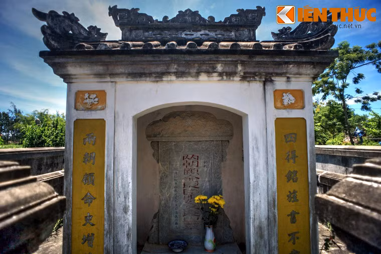 Trên bia mộ khắc dòng chữ của vua Tự Đức ban tặng: Lưỡng triều cố mệnh lương thần Trương Văn Lượng chi mộ (mộ của bề tôi giỏi chịu mệnh tiên đế phó thác qua hai triều là Trương Văn Lượng). Văn Lượng là tên thụy mà vua ban cho ông.