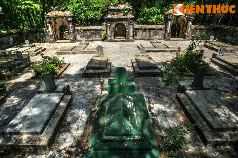Khu nghĩa địa này nằm trong một mảnh đất hình chữ nhật có diện tích gần 1.000m2, được bao quanh bởi bốn bức tường dày, mặt trước trổ 3 cánh cổng lớn. Số mộ đếm được là 25 ngôi, phần lớn trong đó còn khá nguyên vẹn.