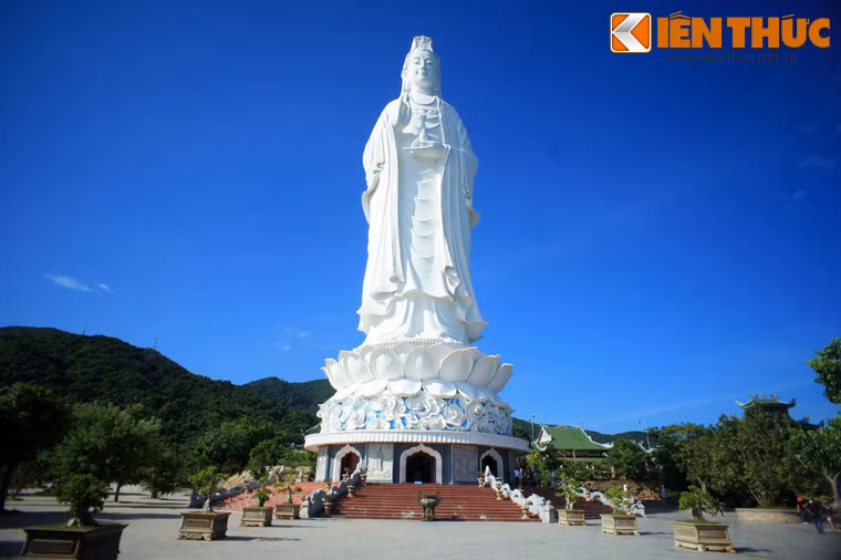 Điểm nhấn quan trọng nhất của chùa Linh Ứng - Bãi Bụt là tượng Quán Thế Âm cao nhất Việt Nam (67m). Tượng đứng tựa lưng vào núi mặt hướng ra biển, một tay bắt ấn tam muội, tay kia cầm bình nước cam lồ như rưới an bình cho những ngư dân đang vươn khơi xa, mang theo bao lời cầu mong về một vụ mùa sóng yên biển lặng và quốc thái dân an.