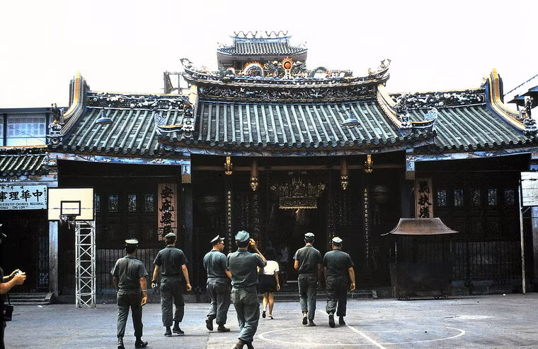 Một nhóm lính Mỹ thăm quan chùa Ông (Nghĩa An Hội Quán) ở Chợ Lớn.