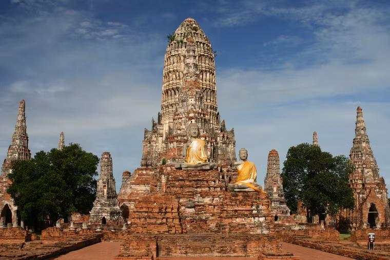Thành phố này được vua Ramathibodi I (U-thong) của Xiêm La thành lập năm 1350 và đã là kinh đô của Thái Lan cho đến khi nó bị phá hủy bởi quân đội Miến Điện năm 1767.