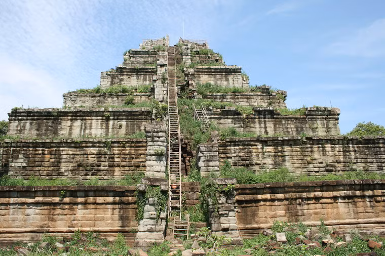 Dù hoành tráng và ấn tượng, nhưng kim tự tháp ở Koh Ker có số phận khá bi đát.