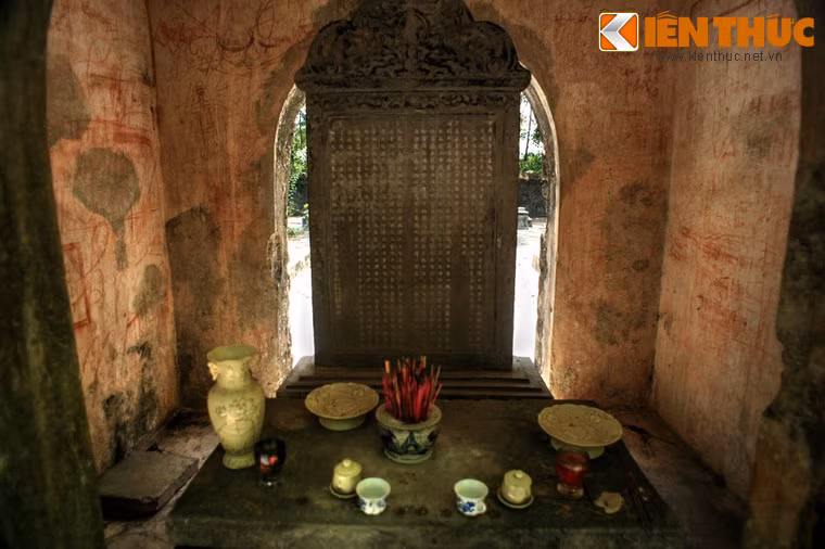 Ở cánh cổng giữa trong 3 cánh cổng dẫn vào khu mộ có có tấm bia khắc ghi công lao đóng góp của các thái giám. Bia được dựng từ năm 1901 do Cao Xuân Dục soạn, ghi lại cả những tâm sự của các thái giám: "Trong khi sống chúng tôi tìm thấy ở đây sự yên lặng, khi đau ốm chúng tôi đến lánh mình và sau khi chết được an táng cùng nhau. Sống hay chết ở đây chúng tôi đều được yên tĩnh".